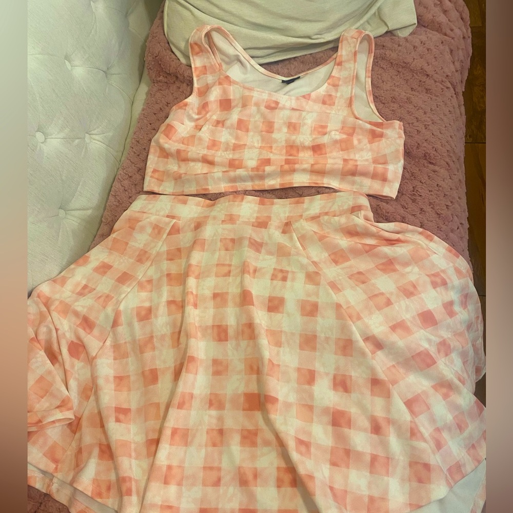 Two piece set from torrid, perfect for your Barbie core outfit, size 1.